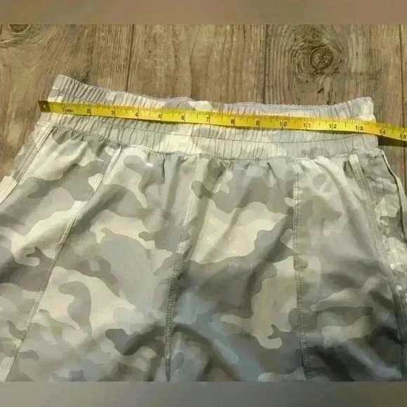 Avia active white/grey camouflage active shorts size small - Picture 5 of 8